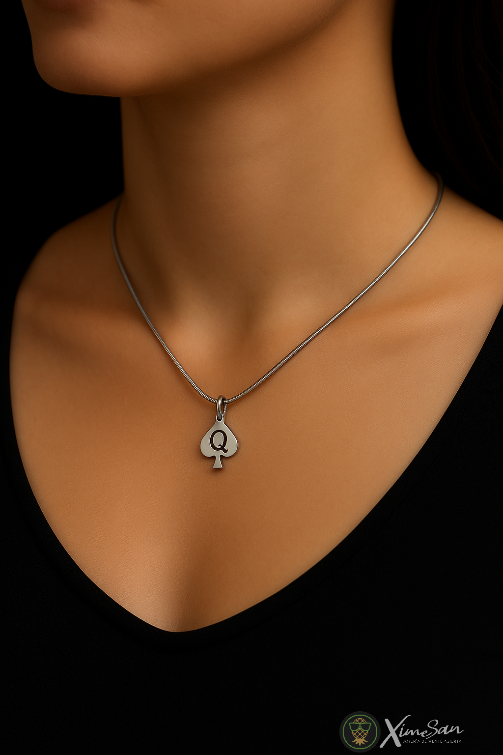 Dije Reina de Picas – Poder y Seducción