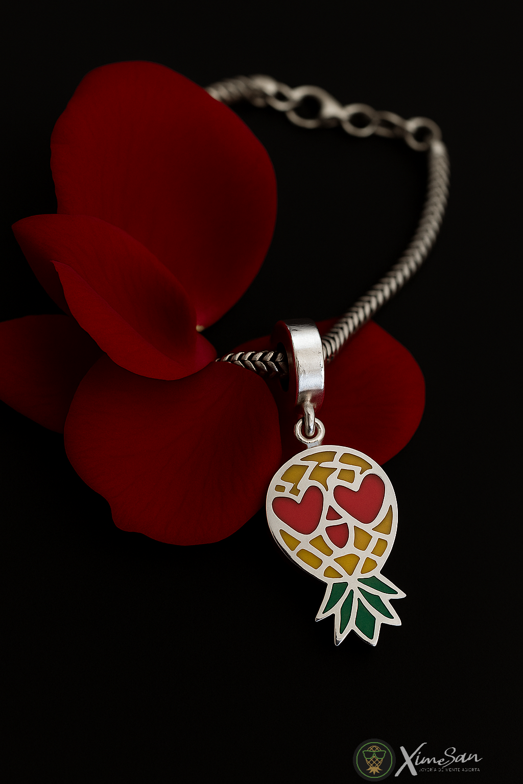 Charm Piña Swinger con Corazones