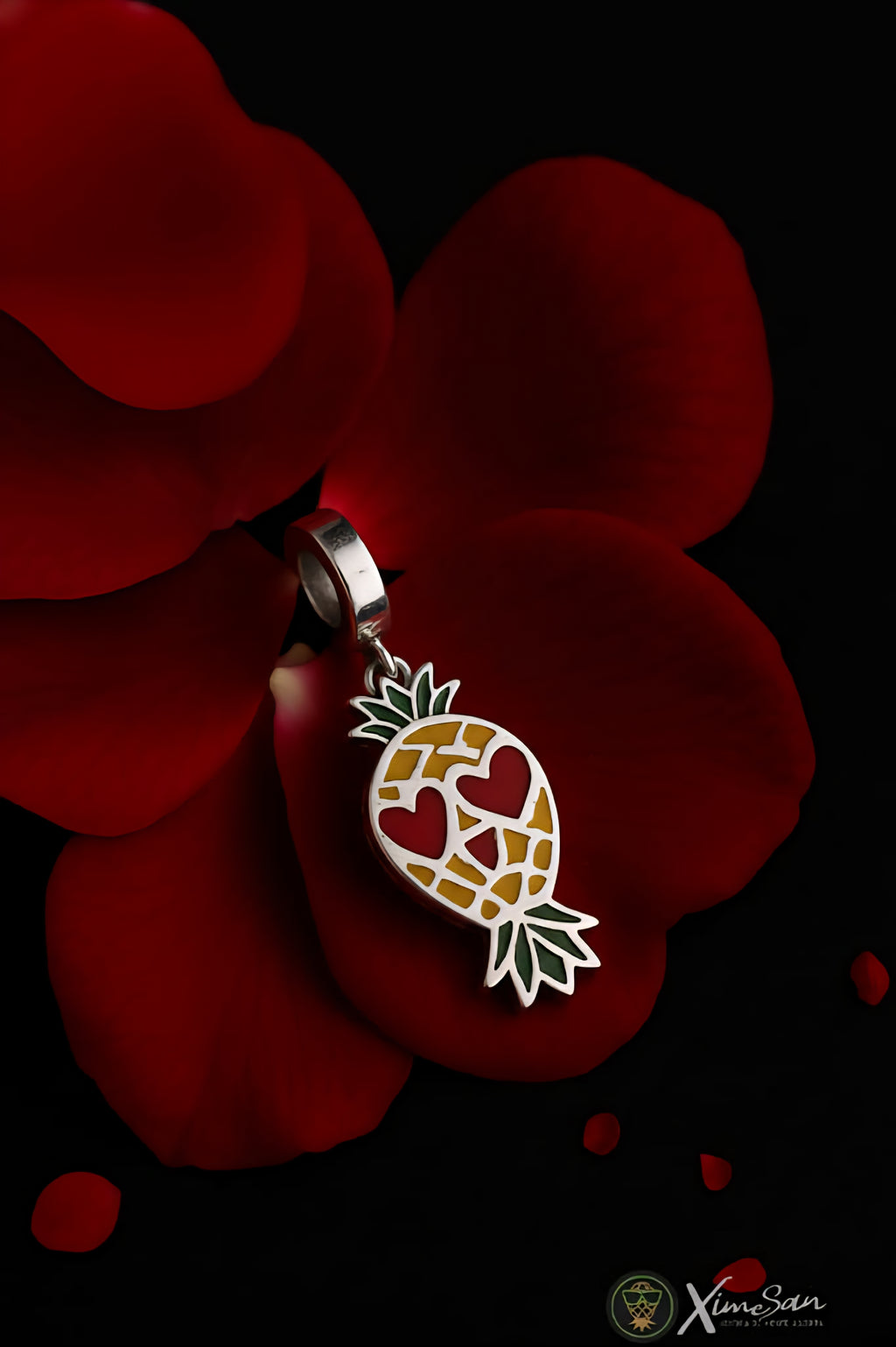 Charm Piña Swinger con Corazones